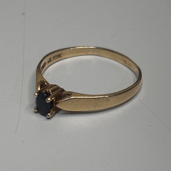10K Gold Ring With Sapphire Gemstone - Picture 7 of 8